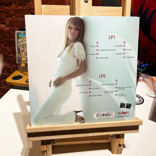 Hande Yener - Aşk Kadın Ruhundan Anlamıyor