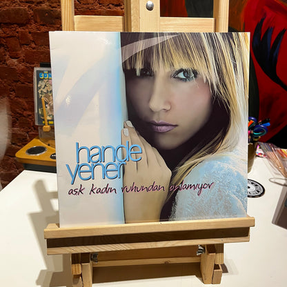 Hande Yener - Aşk Kadın Ruhundan Anlamıyor